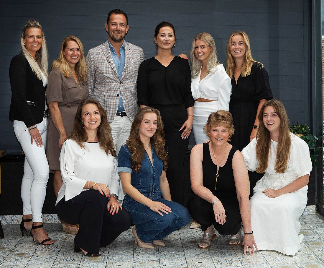 Het team van wijkopengoud.nl — taxateurs en winkelmedewerkers samen op de foto